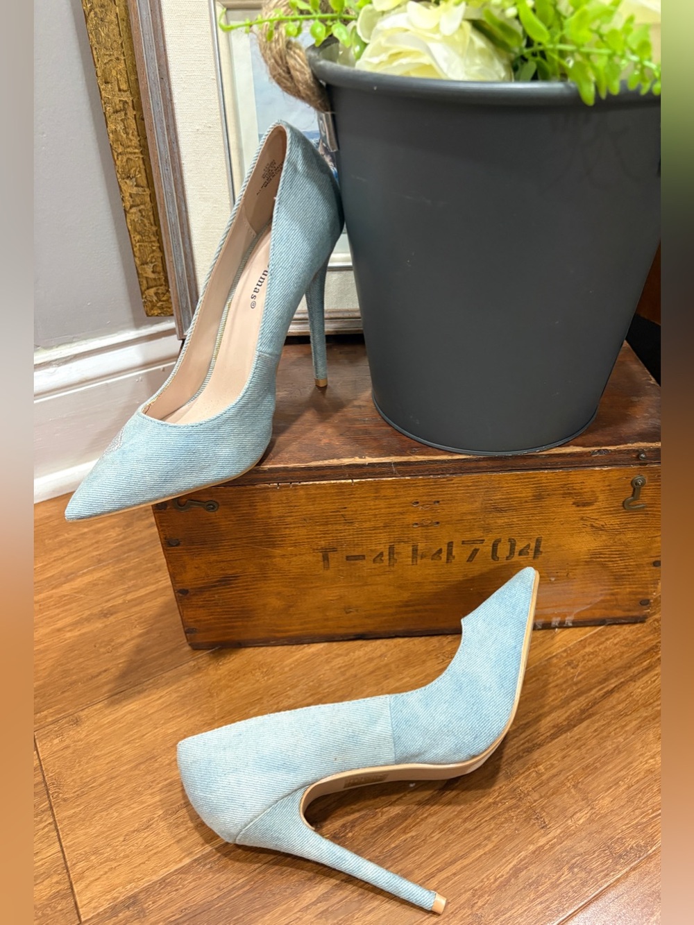 Pierre Dumas Light Blue Denim Pointed Toe Stiletto Pumps with Metallic Applique - Picture 5 of 10